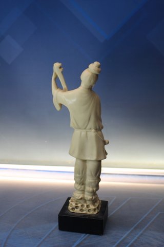 Figura de resina imitando marfil. Músico tradicional chino.