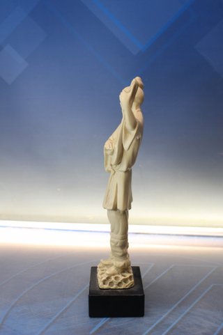 Figura de resina imitando marfil. Músico tradicional chino.
