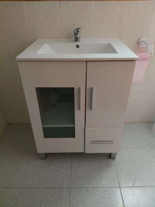 Mueble de baño blanco con lavabo