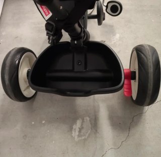 Triciclo infantil negro como nuevo muy práctico