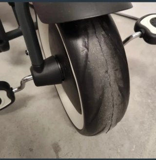 Triciclo infantil negro como nuevo muy práctico