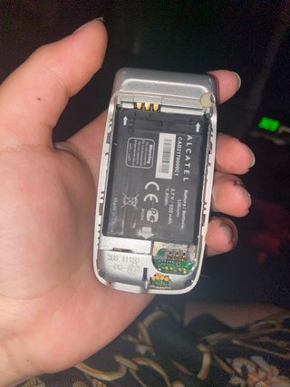 Móvil Alcatel antiguo plateado