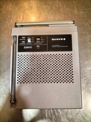 Sanyo TPM-2140 TV portátil + Radio + Reloj