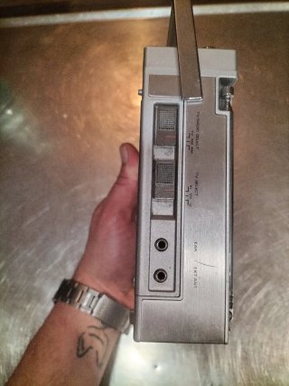Sanyo TPM-2140 TV portátil + Radio + Reloj