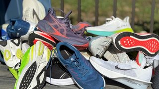 Tenis de deporte morados y rojos