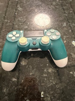 PS4 (PlayStation 4) con 2 controller