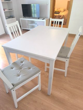 Mesa de comedor blanca con 4 sillas