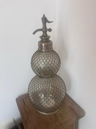 Antico sifone in vetro e metallo