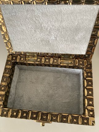 Caja joyero dorada con grabado