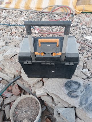 Caja organizadora de herramientas negra y amarilla