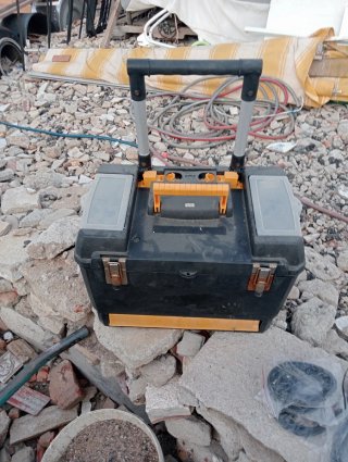 Caja organizadora de herramientas negra y amarilla