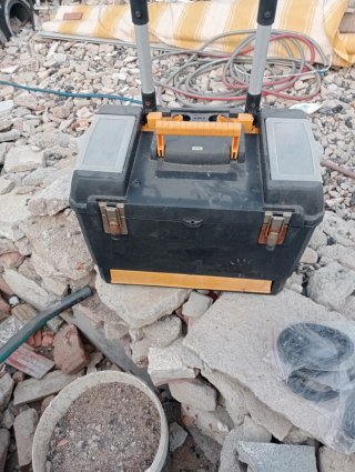 Caja organizadora de herramientas negra y amarilla