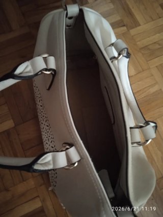 Bolso blanco con detalles calados
