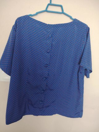 Camiseta azul con topos