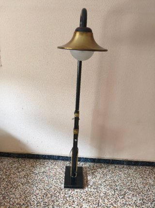 Lámpara de pie antigua