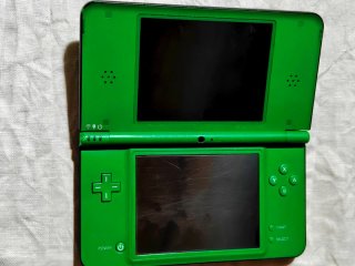 Nintendo DSi XL Verde + Caricatore + 5 Giochi