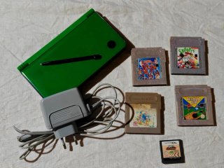 Nintendo DSi XL Verde + Caricatore + 5 Giochi