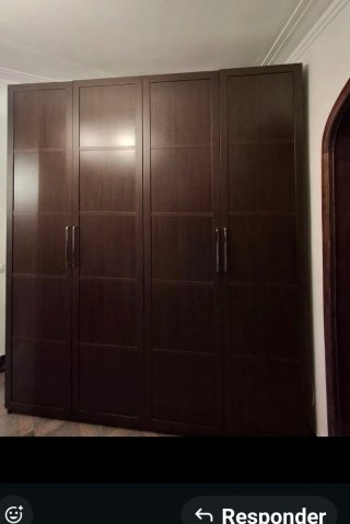 Armario de madera marrón
