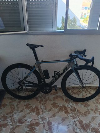 Bicicleta de carretera carbono Fuji