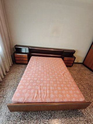 Cama antigua con mesitas de noche