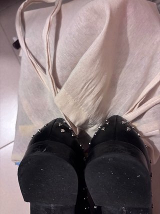 Zapatos de piel negros con tachas