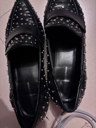 Zapatos de piel negros con tachas