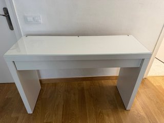 Tocador blanco con superficie de cristal