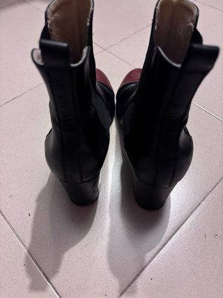 Botines Bicolor Negros y puntera avellana.