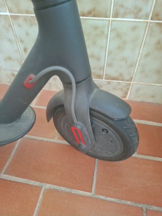 Patinete eléctrico gris