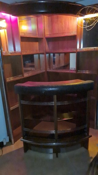 Barra de bar de salón de madera