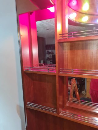 Barra de bar de salón de madera