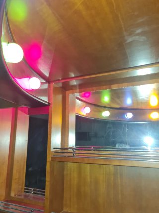 Barra de bar de salón de madera