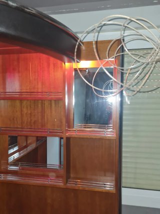 Barra de bar de salón de madera