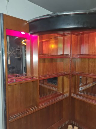 Barra de bar de salón de madera