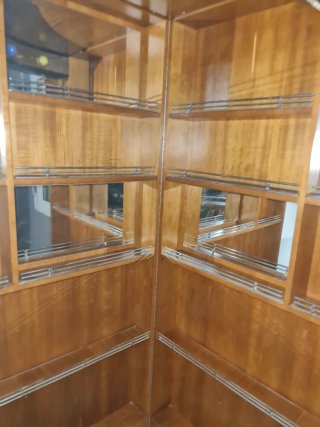 Barra de bar de salón de madera