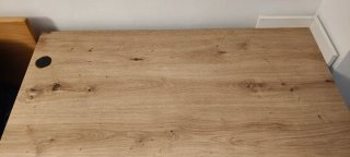 Escritorio de madera y blanco con estanterías