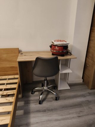 Escritorio de madera y blanco con estanterías