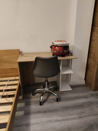 Escritorio de madera y blanco con estanterías