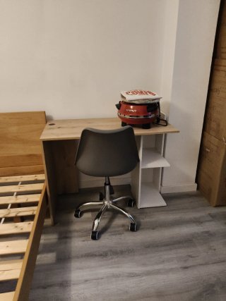 Escritorio de madera y blanco con estanterías