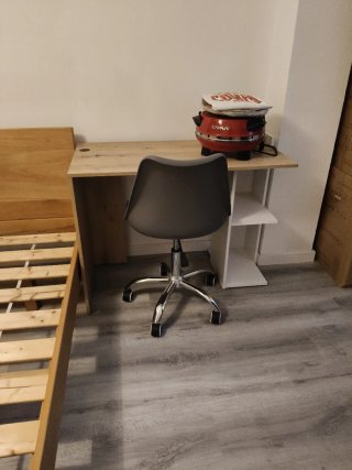Escritorio de madera y blanco con estanterías