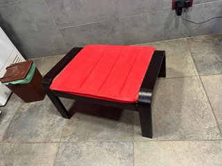 Sillón Poäng Ikea Rojo y Negro y reposapiés juego