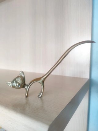 Abrepuertas gato latón