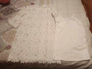 Vestido blanco de encaje con camiseta