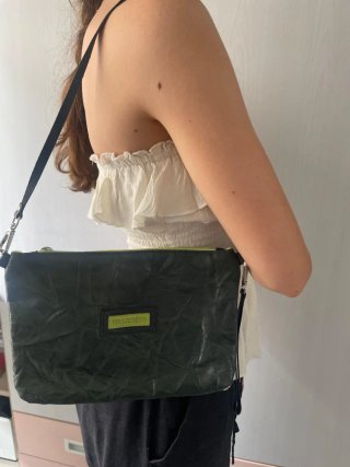 NUEVO. Bolso de piel verde