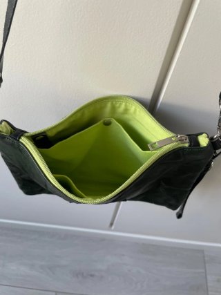 NUEVO. Bolso de piel verde
