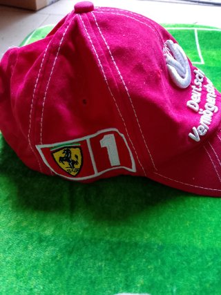 Cappellino rosso con logo e firma Ferrari Micheal