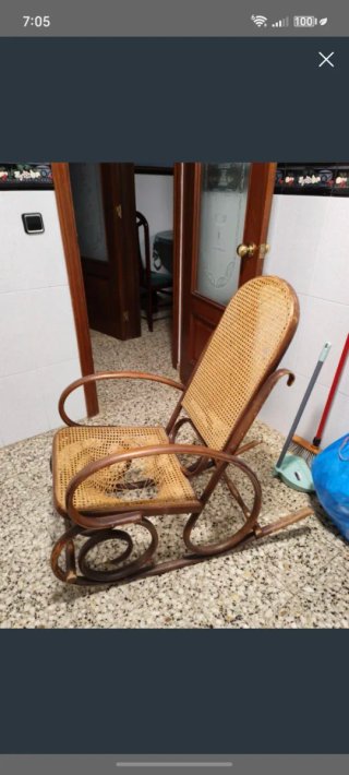 Mecedora de madera y ratán