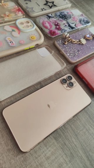 IPhone 11 Pro Max con fundas y Earpods nuevos