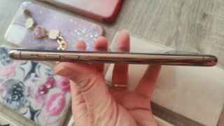 IPhone 11 Pro Max con fundas y Earpods nuevos