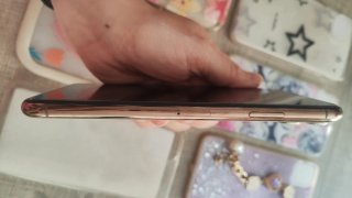 IPhone 11 Pro Max con fundas y Earpods nuevos